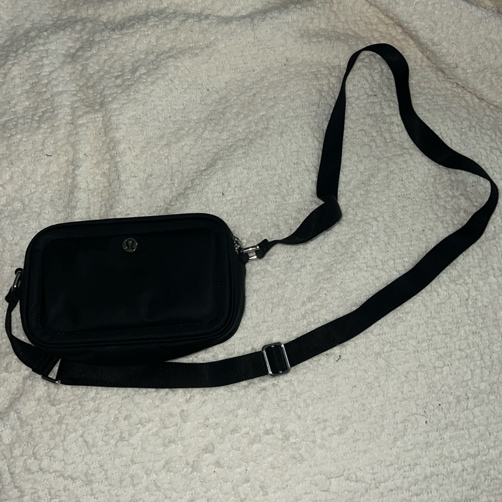 Lululemon black crossbody camera bag